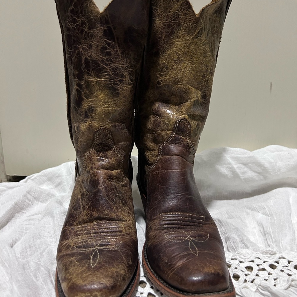 Woman’s Justin Distressed Brown Leather Cowboy Boots